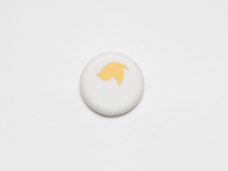 Lin Cheung, Delayed Reactions—Twit, 2018, brooch, Corian, gold, 55 x 9 mm, photo: artist Lin Cheung, Delayed Reactions—Twit