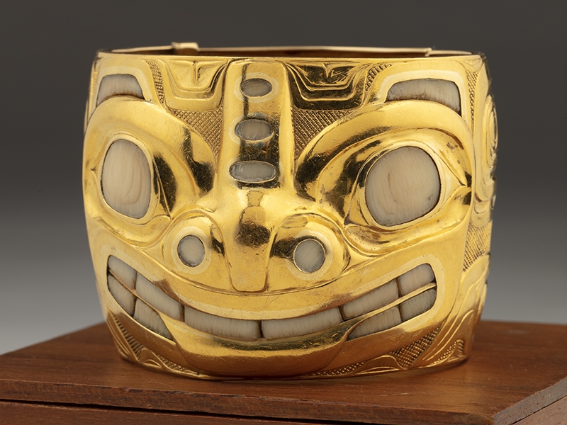 Bill Reid, Tschumos Bracelet, 1964, sterling silver, hinged, 26 x 79 mm, private collection, photo: Kenji Nagai Bill Reid, Tschumos Bracelet