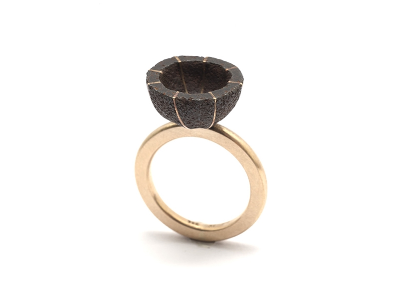 Fabrice Schaefer, Petite Fleur, 2018, ring, 18-karat gold, iron, 32 x 23 x 16 mm, photo: artist Fabrice Schaefer, Petite Fleur