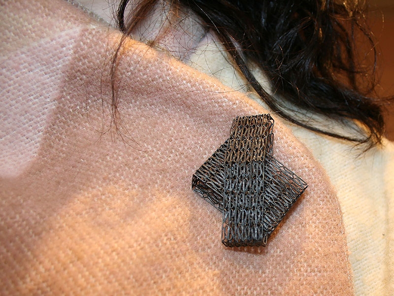 Jess Tolbert, Double Rectangle Brooch, 2018, staples, steel, 40 x 50 x 25 mm, photo: Nora McCarthy Jess Tolbert, Double Rectangle Brooch
