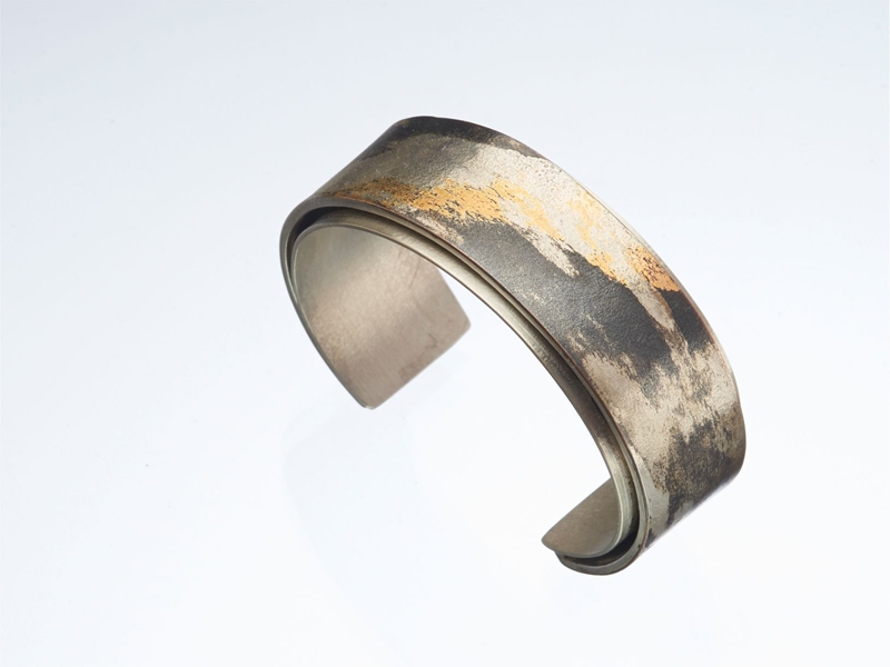 Aggie Beynon, Double-Band Cuff, bracelet, sterling silver, fine gold and copper powders, 64 x 51 x 19 mm, photo: artist Aggie Beynon, Double-Band Cuff