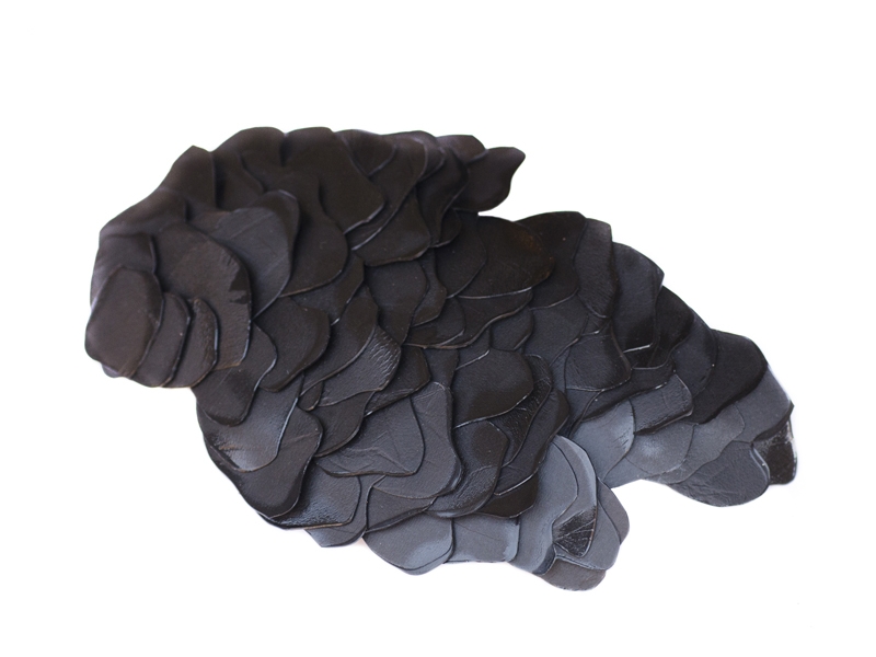 Karin Roy Andersson, Shale I, 2017, recycled plastics (flower pots), thread, steel,
170 x 105 x 20 mm, photo: artist Karin Roy Andersson, Shale I