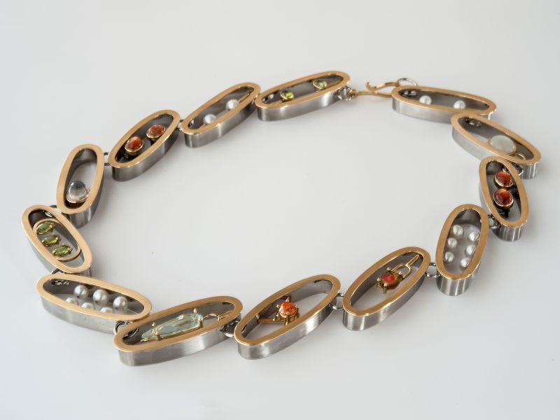 Anna Heindl, Rays, 2013, necklace, 18-karat gold, steel, olivines, oligoclase, pearls, aquamarine, opals, moonstones, 180 mm in diameter, photo: Manfred Wakolbinger Anna Heindl, Rays