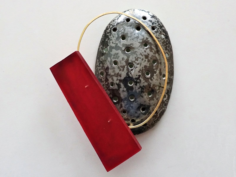 Annamaria Zanella, Gala, 2014, brooch, silver, gold, enamel, Plexiglas, 110 x 80 x 15 mm, photo: F. M. Magliani Annamaria Zanella, Gala