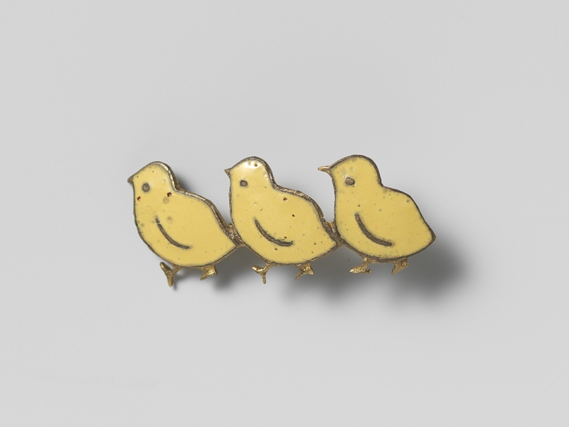 Anonymous (The Netherlands), Brooch with Three Chicks, circa 1940–1945, gilded copper, enamel, 12 x 29 mm, Rijksmuseum, Amsterdam, Gift of Marjan and Gerard Unger, Bussum 2009, photo: Rijksmuseum staff Anonymous (The Netherlands), Brooch with Three Chicks