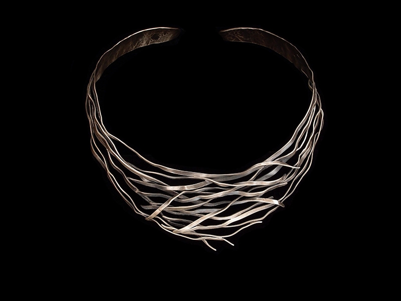 Beverly Tadeu, Branched, necklace, oxidized sterling silver, 114 mm inside diameter, tapered width 38–13 mm, photo: Andrea Marx Beverly Tadeu, Branched