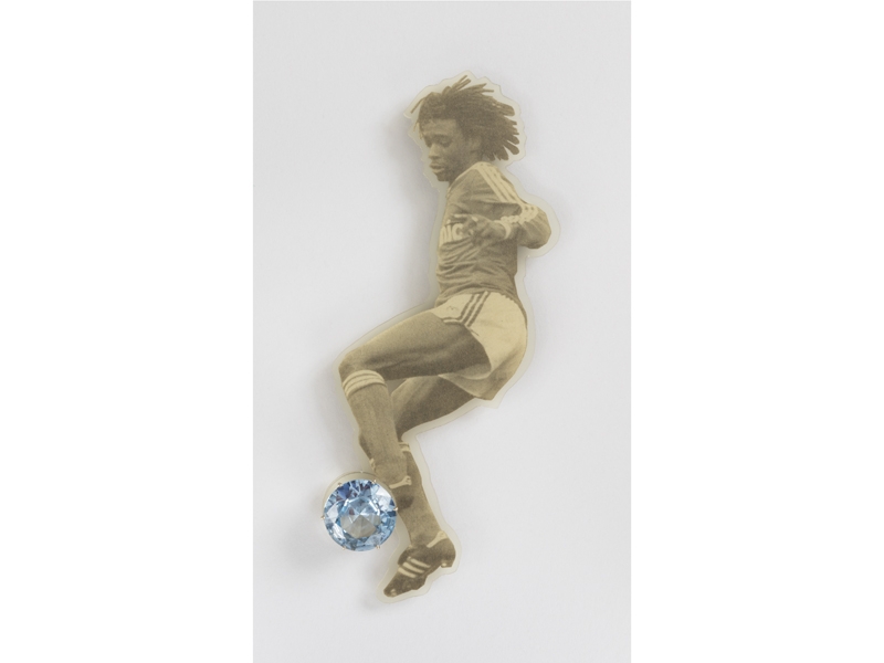 Gijs Bakker, Blinker Brooch, 1988, gold, aquamarine, PVC-laminated newspaper, 165 x 63 x 19 mm, photo courtesy of Cooper Hewitt, Smithsonian Design Museum Gijs Bakker, Blinker Brooch