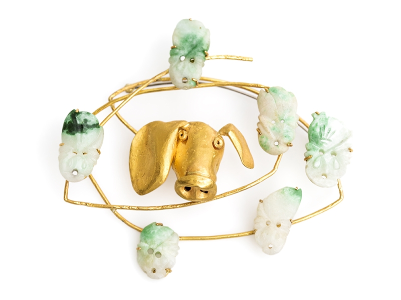 Manfred Bischoff, East Ghosts Meet West Gods, 1993, gold and jade with drawing, drawing 210 x 292 mm, brooch 80 x 70 x 50 mm, photo courtesy of Rotasa Foundation Manfred Bischoff, East Ghosts Meet West Gods