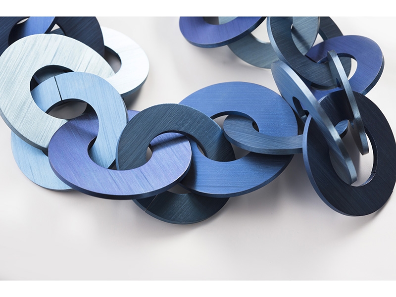 Vanessa Williams, Blue Tone Washer Neckpiece, titanium, photo: artist Vanessa Williams, Blue Tone Washer Neckpiece