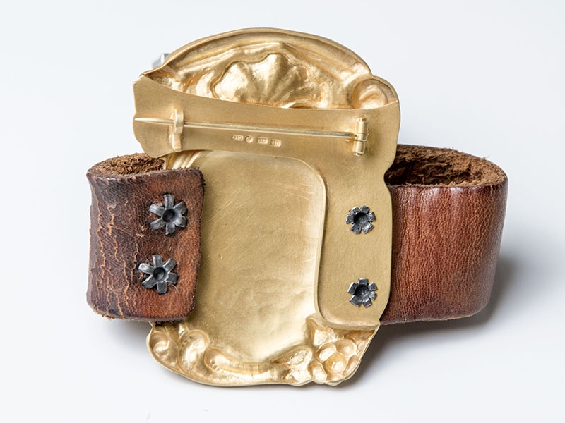 Tobias Alm, Chatelaine 11, 2016, brooch, gold-plated silver, leather, steel, photo: CODA Tobias Alm, Chatelaine 11