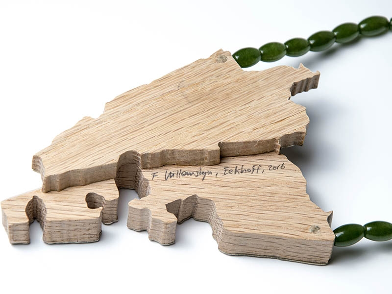 Francis Willemstijn, Eekhof, 2016, necklace, oak, silver, jade, photo: CODA Francis Willemstijn, Eekhof