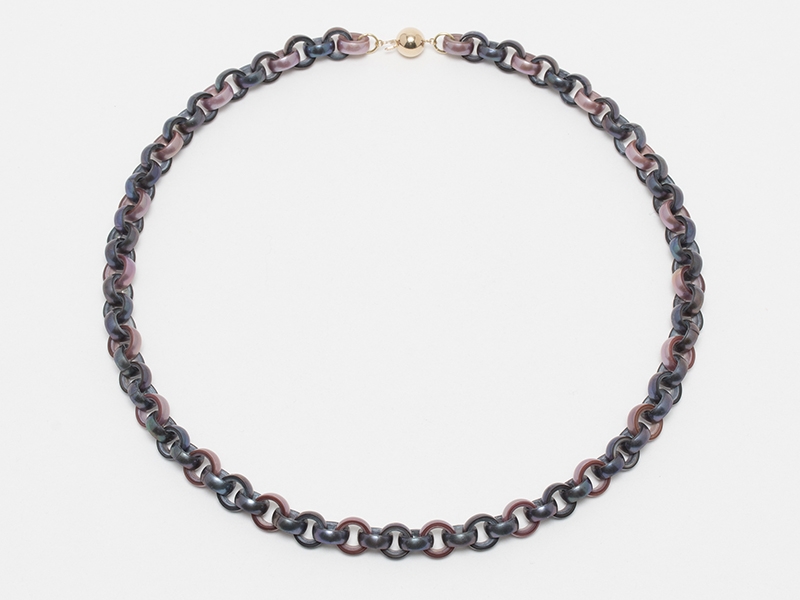 Lin Cheung, Mauve & Peacock Pearl Chain Necklace, 2019, necklace, pearls, 18-karat gold, 520 mm long, photo: artist Lin Cheung, Mauve & Peacock Pearl Chain Necklace