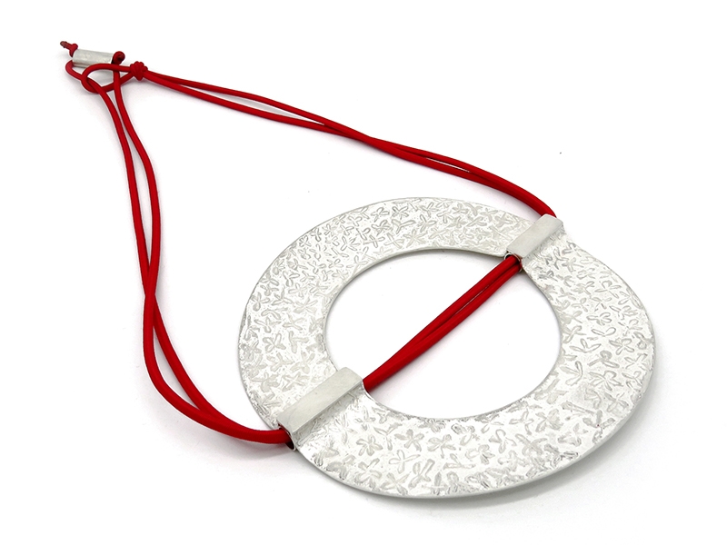 Carine Terreblanche, Full Circle, 2018, neckpiece, silver, elastic cord, 115 x 120 mm (excluding cord), photo: Alisa Knoblaugh Carine Terreblanche, Full Circle