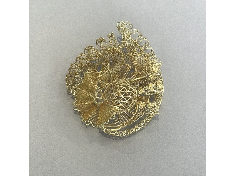 Robert Baines, Cosmos, 2014, brooch, 18-karat gold, 130 x 105 x 42 mm, photo courtesy of Gallery Loupe Robert Baines, Cosmos