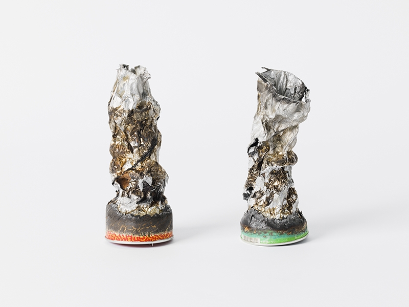 David Phillips, Burn Jewellery, 2005, brooches, Pringles can, epoxy, stainless steel, 160 mm tall x 58 mm in diameter, donated by the artist, Die Neue Sammlung – The Design Museum, photo: Die Neue Sammlung – The Design Museum (A. Laurenzo) David Phillips, Burn Jewellery, 2005, brooches, Pringles can, epoxy, stainless steel, 160 mm tall x 58 mm in diameter