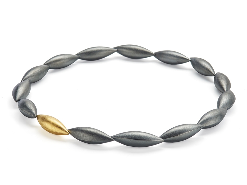 Erich Zimmermann, Cocoon Collier—15 Pods, 2017, necklace, oxidized sterling silver, 18-karat rose gold, 430 mm long, photo: Patina Gallery Erich Zimmermann, Cocoon Collier—15 Pods