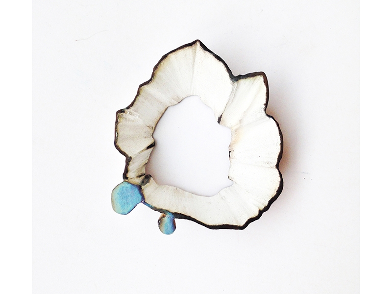 Flora Vagi, Enlight II, brooch, wood, cold enamel, silver, steel, 80 x 70 x 20 mm, 14 g, photo: artist Flora Vagi, Enlight II