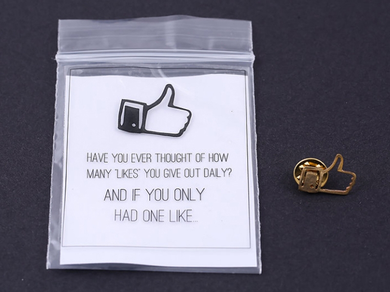 Tamar Paley, If You Only Had One Like, 2015, pin, 14-karat gold, photo: Ya Studio Tamar Paley, If You Only Had One Like