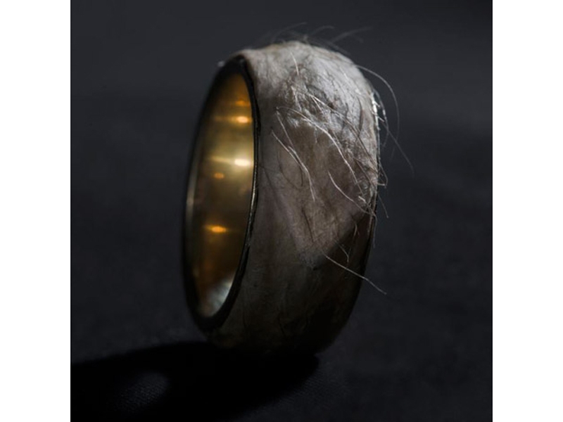 Sruli Recht, Forget Me Knot, 2012, ring, 24-karat gold, leather from the artist’s abdomen, 2012, photo: Marino Thorlacius Sruli Recht, Forget Me Knot