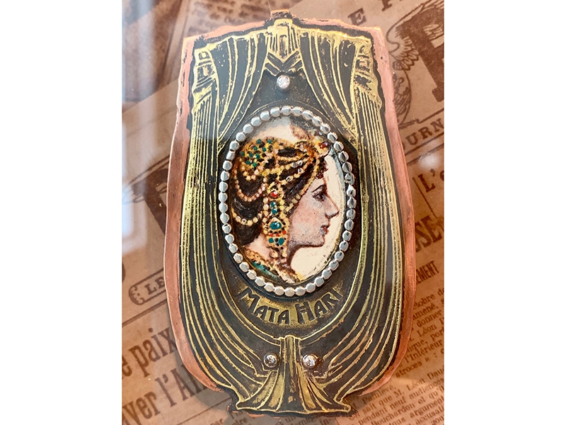 Mana Hewitt, Mata Hari (display view), 2018, commemorative medal, vitreous enamel, etched brass, copper, sterling silver, 76 x 44 x 6 mm, photo: Harlow Tighe Mana Hewitt, Mata Hari (display view)