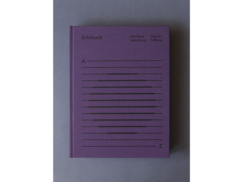 The cover of the book Schmuck A–Z, edited by Petra Hölscher, photo: Miriam Künzli