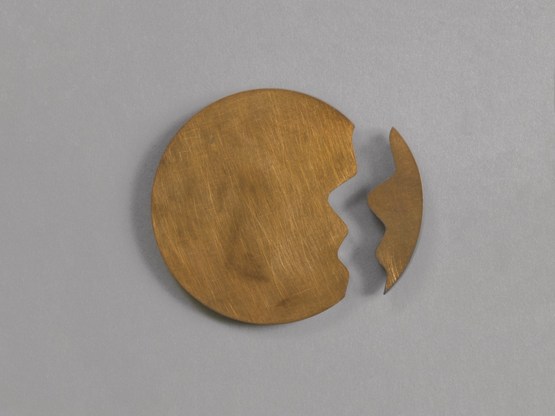 Thomas Gentille, Not Titled 7, two-part brooch, bronze, gold, findings, Part A: 75 x 68 x 10 mm, Part B: 55 x 19 x 10 mm, photo courtesy of Cooper Hewitt, Smithsonian Design Museum Thomas Gentille, Not Titled 7