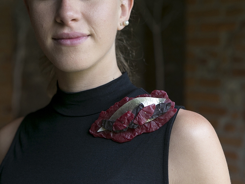 Claudia Steiner, A Pinot Landscape, 2014, brooch, silver, resin, pigment, steel, 120 x 40 x 20 mm, photo: Angela Petrarelli Claudia Steiner, A Pinot Landscape