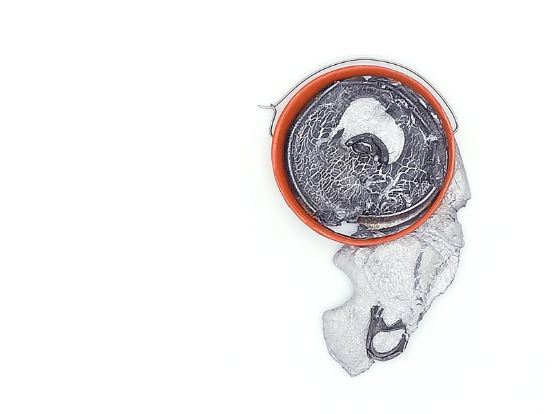 Corrina Goutos, Can Brooch: Spill, 2017, aluminum (recycled car rims), steel, paint,
100 x 60 x 5 mm, photo courtesy of the artist Corrina Goutos