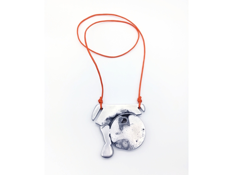 Corrina Goutos, Upsidedown Can, 2017, aluminum (recycled car rims), cording,
80 x 80 x 10 mm, photo courtesy of the artist Corrina Goutos