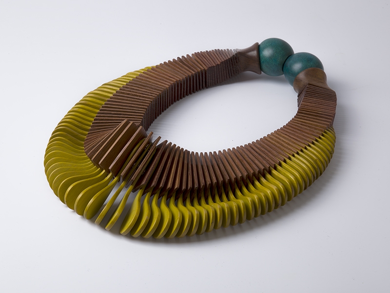 Liv Blåvarp, Green Drop, 2016, necklace, stained and painted maple, mahogany, brass discs, polyester cords, 300 x 200 mm, photo: Audbjørn Rønning Liv Blåvarp, Green Drop, 2016