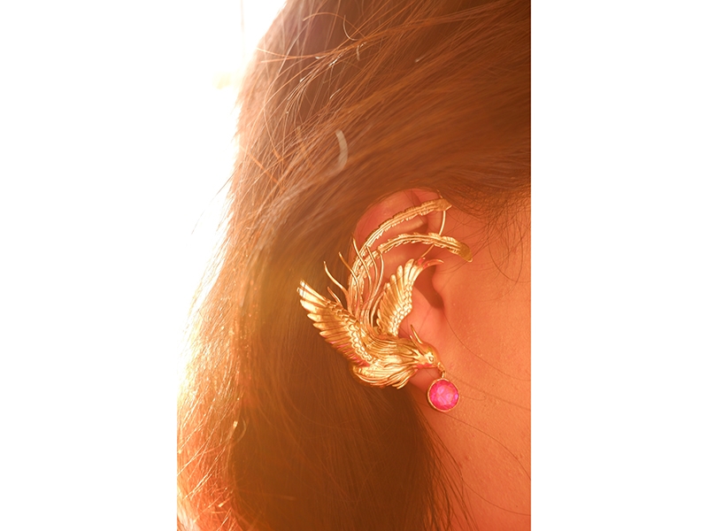 Emily Zhu (designer) and Totok Gievohn (artisan), Happy Match, earring, synthetic pink sapphire (tested), 14-karat yellow gold, 3mm UV LED, 1216 CR button cell, 21.5 x 52.5 x 50 mm, photo: Emily Zhu Emily Zhu (designer) and Totok Gievohn (artisan), Happy Match