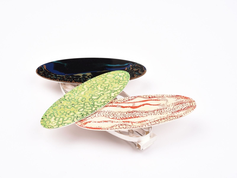 Sabine Hauss, Untitled, 2016, brooch, silver, Japanese lacquer, 110 x 50 x 10 mm, photo: Serge de Waha Sabine Hauss, Untitled
