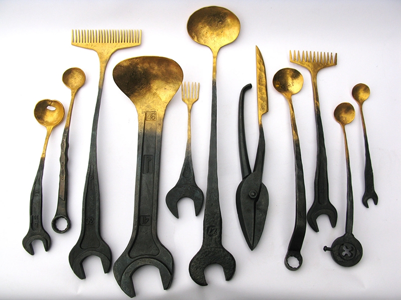 Nils Hint, Gilded Cutlery, 2018, decorative houseware, steel, gold plating, 203 mm or longer, photo: artist Nils Hint, Gilded Cutlery