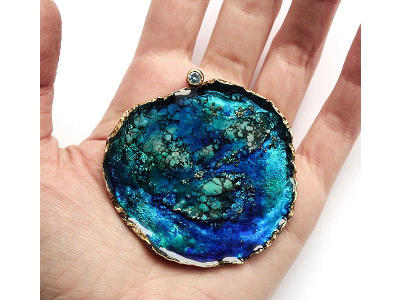 Alisa Letsius, Ocean brooch, 2017, brooch. Brass, pigments, resin, rubber, cubic zirconia. 7 х 6 х 1 сm. Photo credit Alisa Letsius Alisa Letsius, Ocean brooch