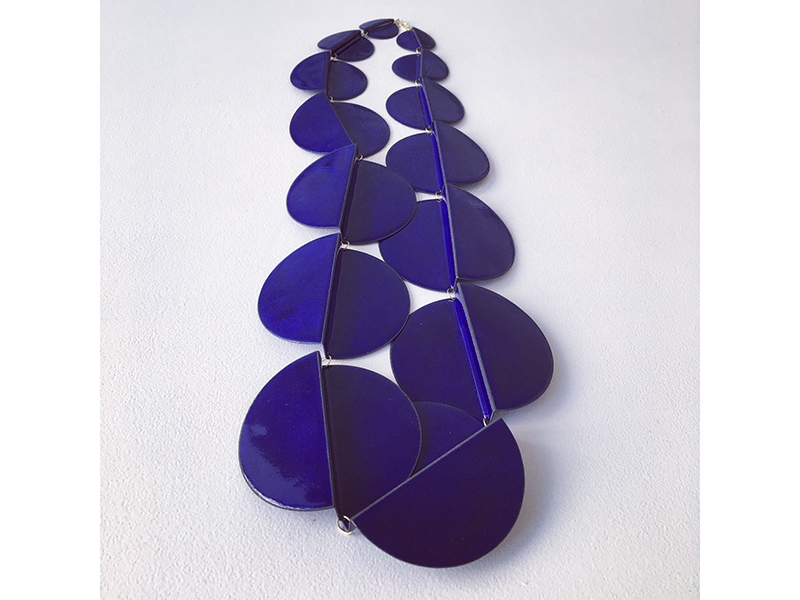 Helen Friesacher, Collier 14 Circles, Saphireblue Red Brass, Enamel, 18ct gold 2018 measurements on request Helen Friesacher, Collier 14 Circles