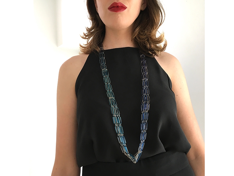 Emma Gregory, Sequential Chromatic Modulation T-8, 2019, neckpiece, laser-welded stainless steel, nanoceramic e-coating, 450 x 20 mm, photo: Karin De Buysere Emma Gregory, Sequential Chromatic Modulation T-8