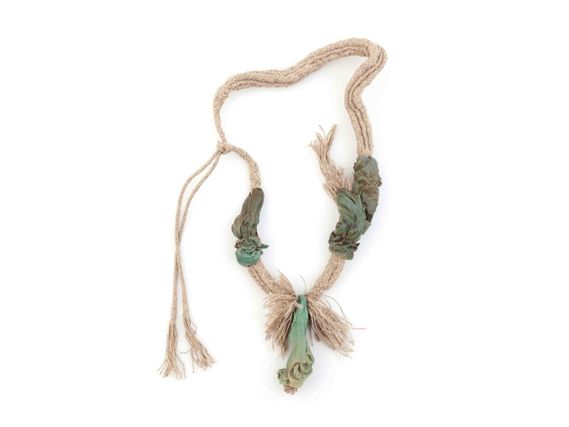 Ineke Heerkens, Single Digit Thick, 2015, neckpiece, ceramic, linen, photo courtesy of the artist/Textielmuseum Tilburg Ineke Heerkens, Single Digit Thick