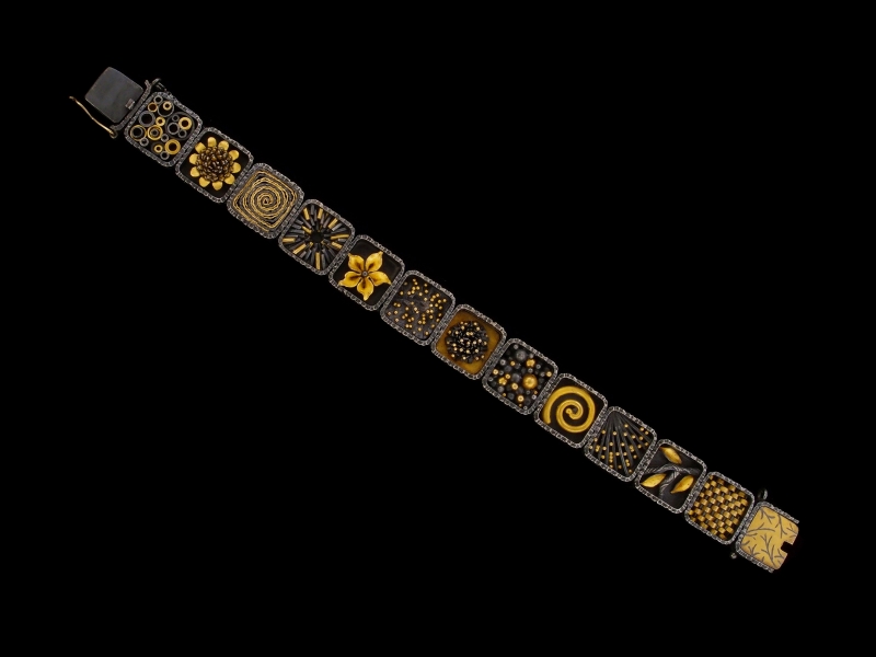 Judith Kinghorn, Sampler, bracelet, 18-karat, 24-karat, and 22-karat yellow gold, oxidized sterling silver, 165 x 13 mm, photo: Andrea Marx Judith Kinghorn, Sampler, bracelet