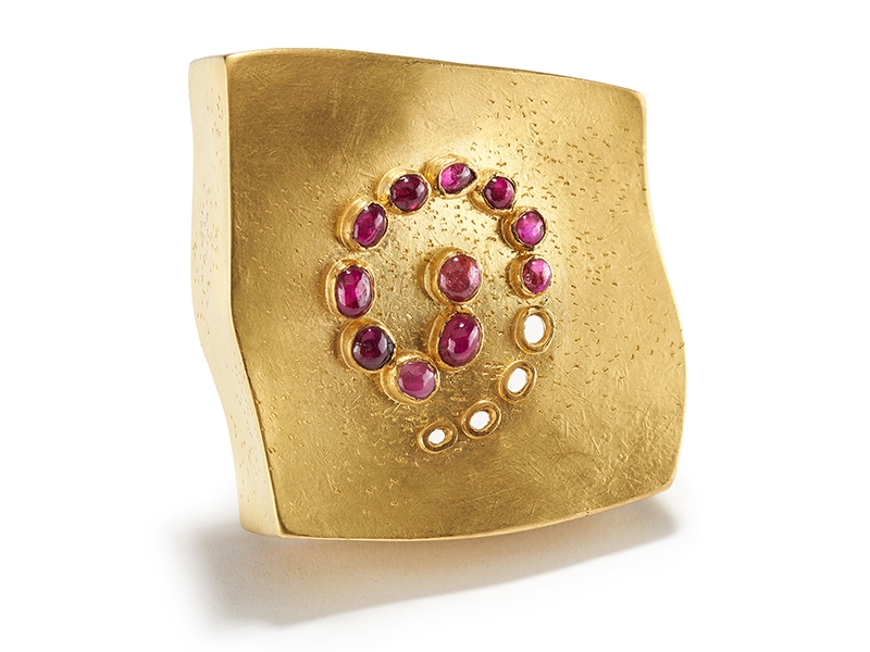 Alexandra Watkins, Brooch, 1996, 24-karat gold, 22-karat gold, 18-karat gold, ruby spinels, 2.55cts, photo: Patina Gallery Alexandra Watkins, Brooch