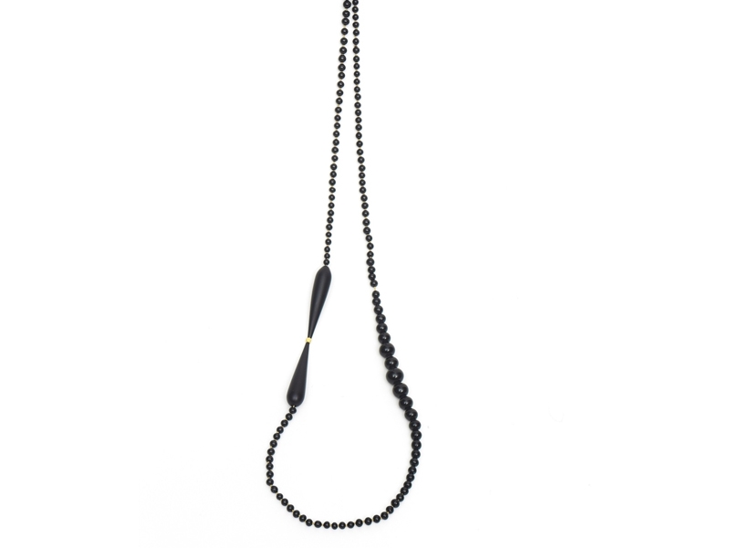 Beaded necklace by 92Y Jewelry Center instructor Janna Gregonis, 2015, gold, onyx, 660 mm, photo: artist Beaded necklace, Janna Gregonis, 2015, gold, onyx