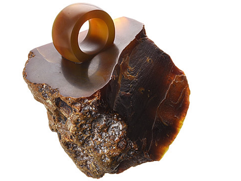 Joe Sheehan, Big Rock Ring, 2018, coromandel chalcedony, 100 x 90 x 90 mm, photo: Michael Couper Joe Sheehan, Big Rock Ring