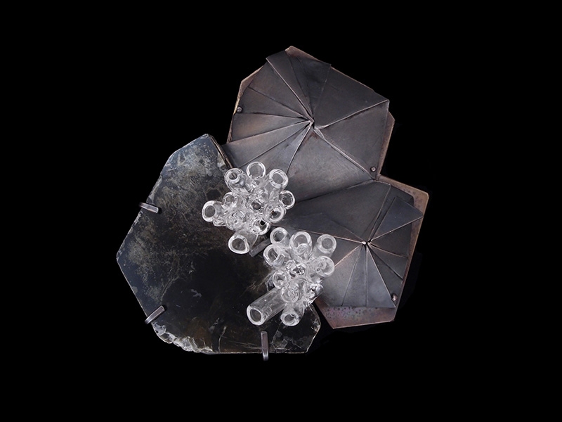 Karen Gilbert, 2018, brooch, mica, oxidized sterling silver, Pyrex, 114 x 76 mm, photo: Andrea Marx Karen Gilbert, 2018