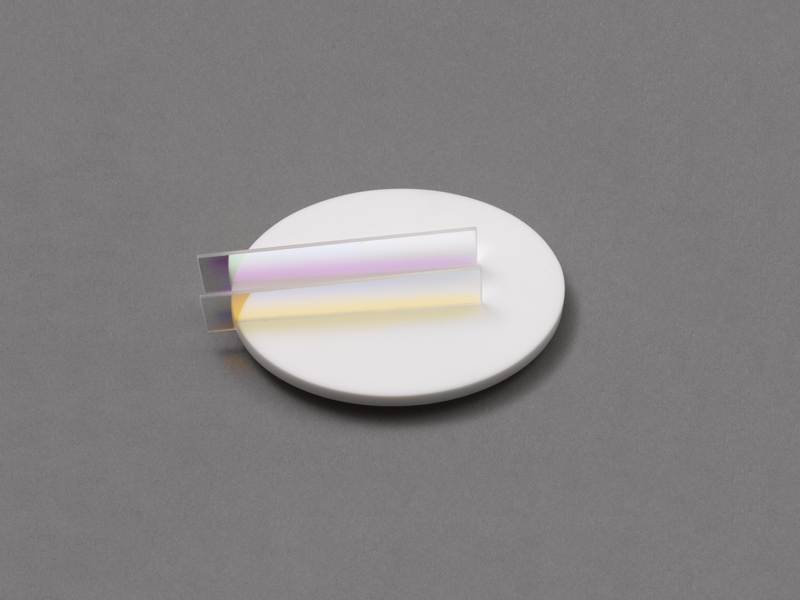 Jiro Kamata, Brooch from the Palette Series, 2015, dichroic mirror, Corian, silver, 95 x 60 x 22 mm, photo courtesy of Cooper Hewitt, Smithsonian Design Museum Jiro Kamata, Brooch from the Palette Series