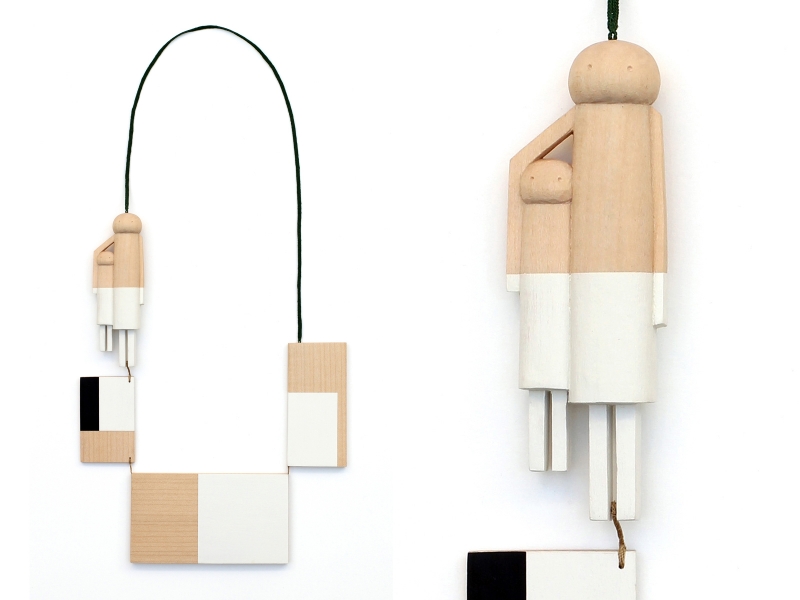 Karin Herwegh, Theme of two cities, 2018, necklace, wood, 390 x 180 mm, photo: Karin Herwegh Karin Herwegh, Theme of two cities