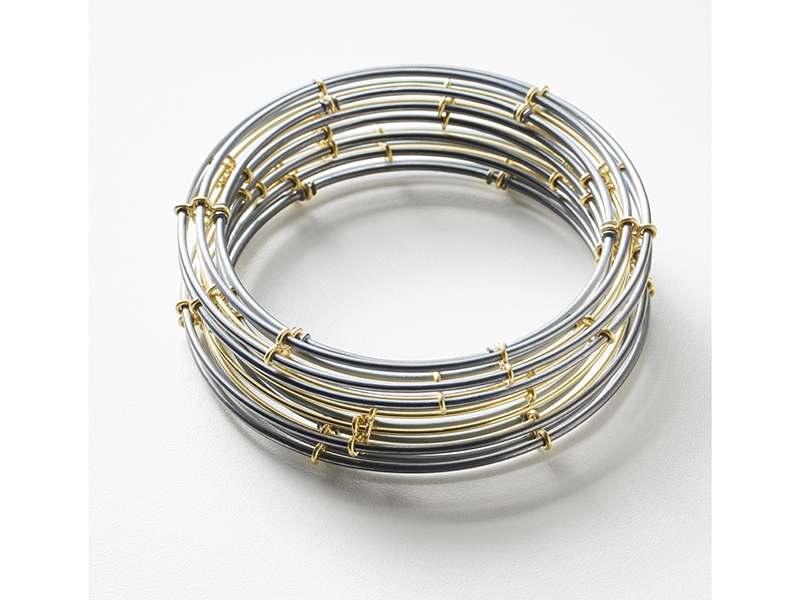 Annemie De Corte, Wirework, 2017, bracelet, 67 grams of oxidized sterling silver, 38 grams of 18-karat gold, 120 mm in diameter, photo: artist Annemie De Corte, Wirework
