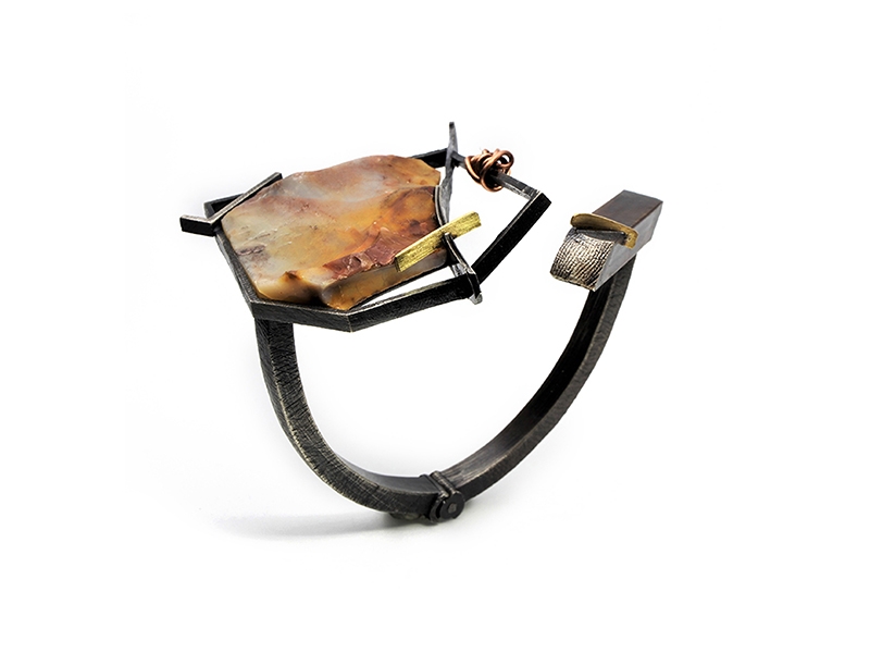 Lluís Comín, Barcino 18, 2017, bracelet (from the Barcino series), silver, gold, bronze, jasper of Montjuic, acrylic, 80 x 70 x 50 mm, photo courtesy of Galerie LA Joaillerie par Mazlo Lluís Comín, Barcino 18