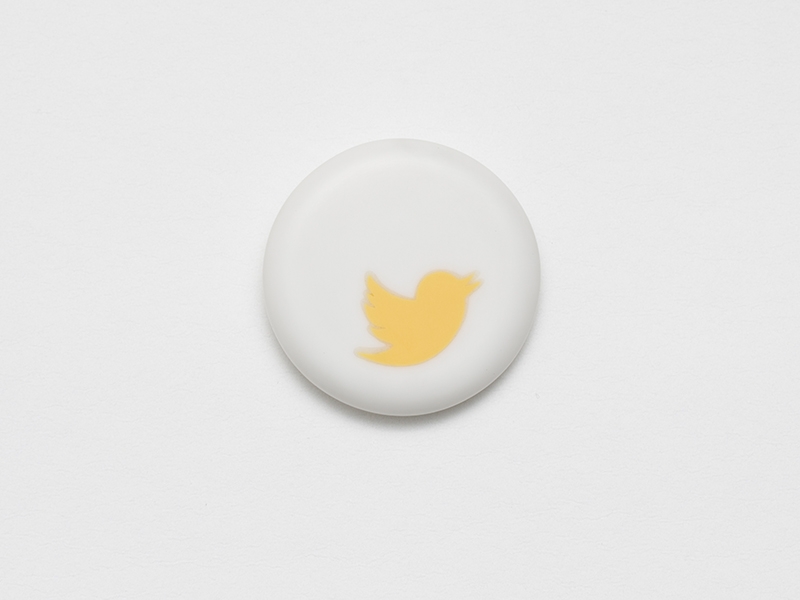 Lin Cheung, Delayed Reactions—Twit, 2018, brooch, Corian, 14-karat yellow gold, 55 x 9 mm, photo courtesy of Gallery S O Lin Cheung, Delayed Reactions—Twit