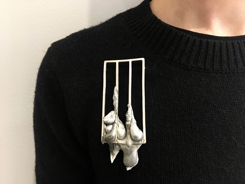 Lissy Selvius, Jail Brooch, 2017, brooch, aluminum, sterling silver, 39 x 98 x 16 mm, photo: Nora McCarthy Lissy Selvius, Jail Brooch