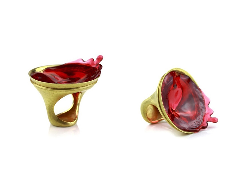 Luisa Bruni, Ebe (Plink Divino), 2011, ring, gold, sculpted Plexiglas, photo: artist Luisa Bruni, Ebe (Plink Divino)
