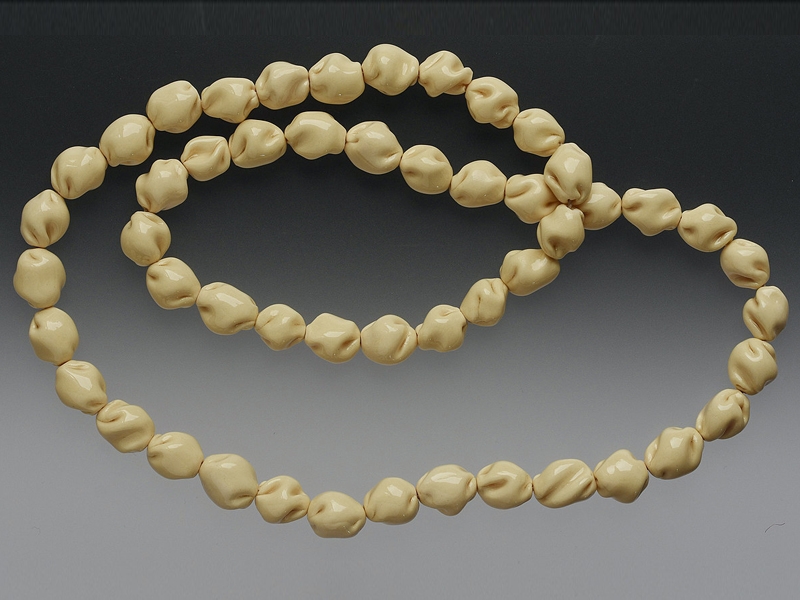 Manon van Kouswijk, Figures, 2016, necklace, porcelain clay (hand shaped), pigment, glaze, thread, 450 x 30 mm, photo: Michael Couper Manon van Kouswijk, Figures
